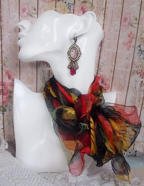 BO Petit Ange skapad med f&ouml;rstorande Angel cabochons, kristaller, berlocker och glasp&auml;rlor.