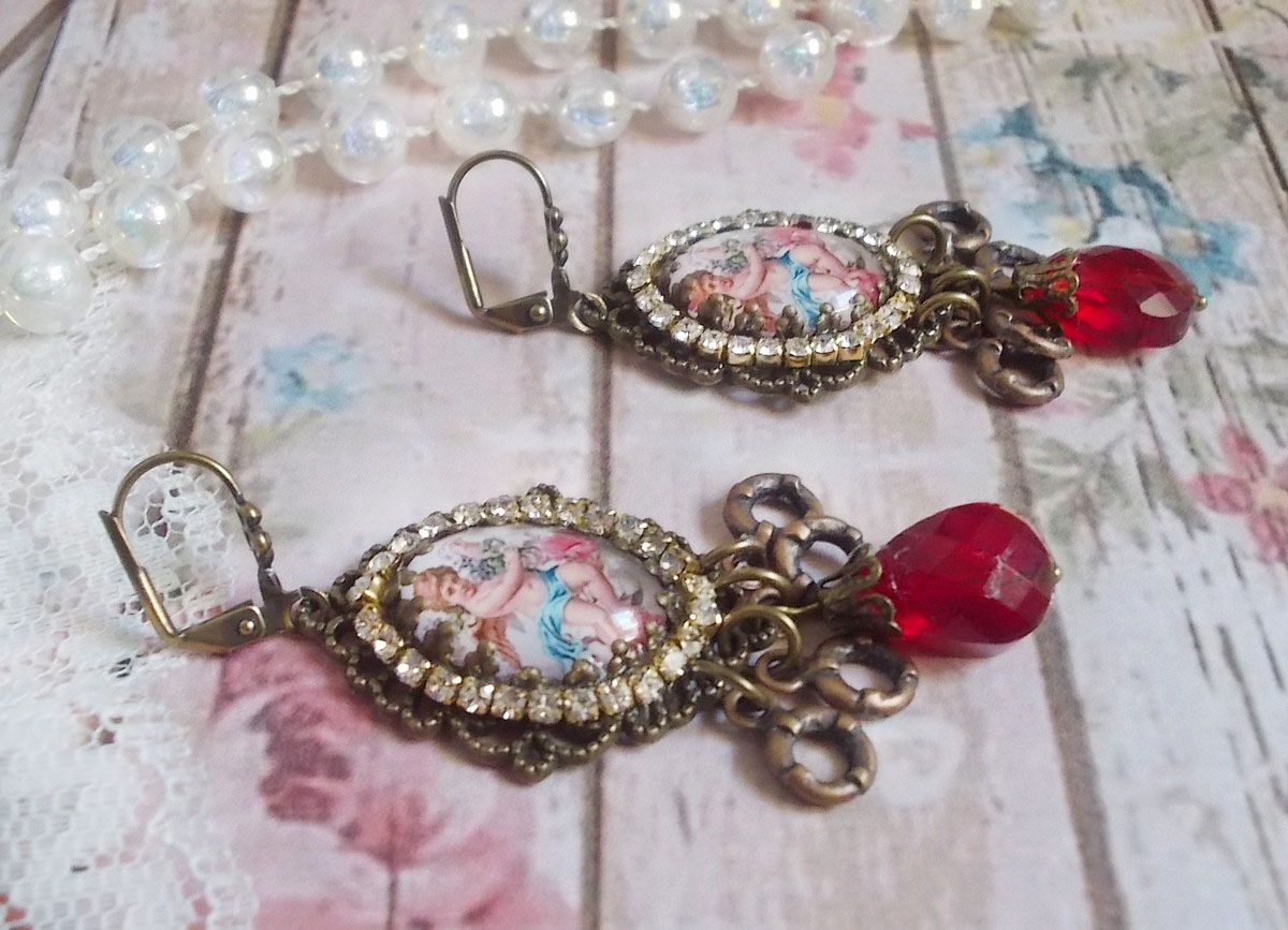 BO Petit Ange skapad med förstorande Angel cabochons, kristaller, berlocker och glaspärlor.
