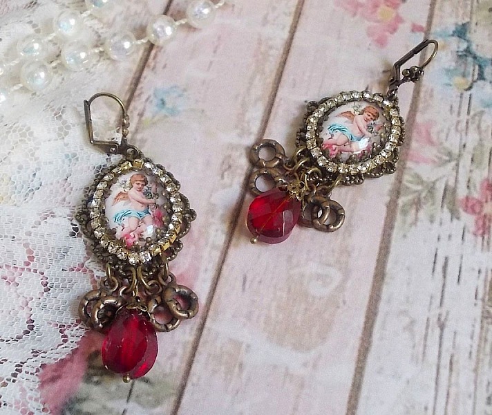 BO Petit Ange skapad med f&ouml;rstorande Angel cabochons, kristaller, berlocker och glasp&auml;rlor.