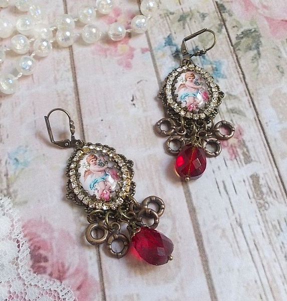 BO Petit Ange skapad med f&ouml;rstorande Angel cabochons, kristaller, berlocker och glasp&auml;rlor.