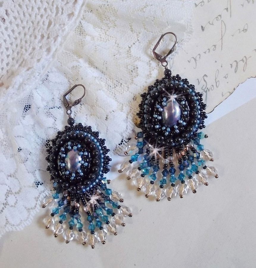 BO Angelot broderad med cabochoner av harts, Swarovski-kristallpärlor och Toho-fröpärlor.