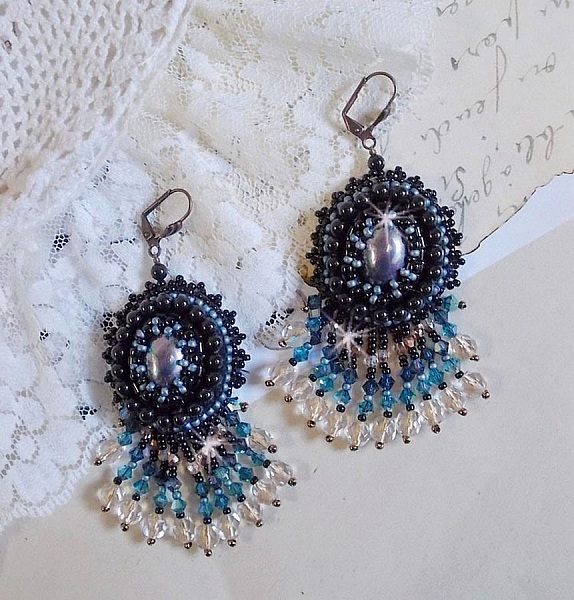 BO Angelot broderad med cabochoner av harts, Swarovski-kristallp&auml;rlor och Toho-fr&ouml;p&auml;rlor.