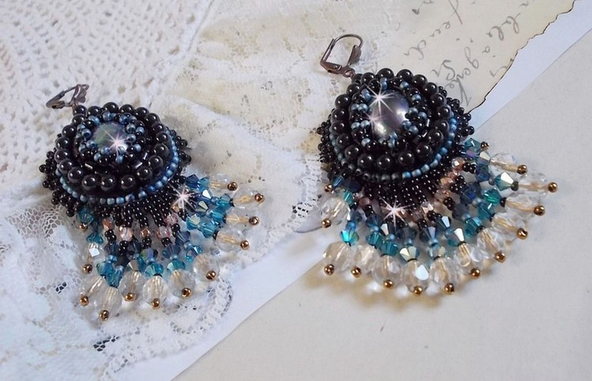 BO Angelot broderad med cabochoner av harts, Swarovski-kristallpärlor och Toho-fröpärlor.