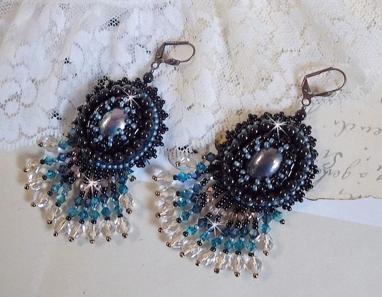 BO Angelot broderad med cabochoner av harts, Swarovski-kristallp&auml;rlor och Toho-fr&ouml;p&auml;rlor.