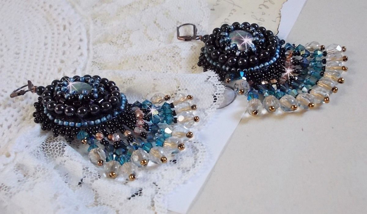 BO Angelot broderad med cabochoner av harts, Swarovski-kristallpärlor och Toho-fröpärlor.