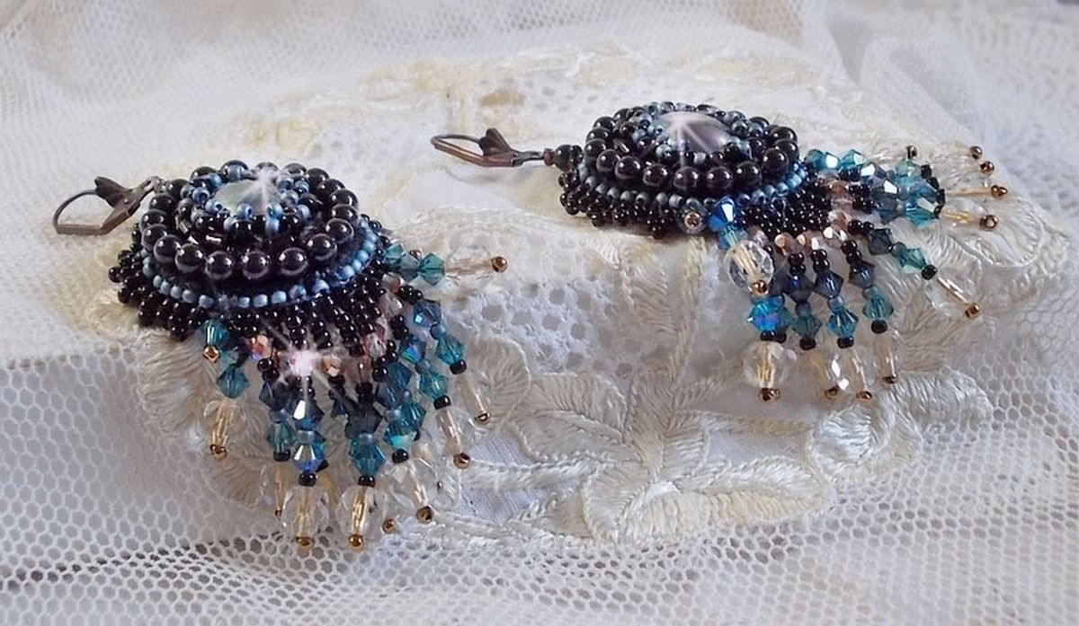 BO Angelot broderad med cabochoner av harts, Swarovski-kristallpärlor och Toho-fröpärlor.