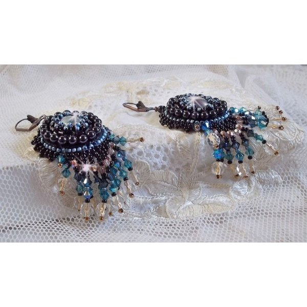 BO Angelot broderad med cabochoner av harts, Swarovski-kristallpärlor och Toho-fröpärlor.