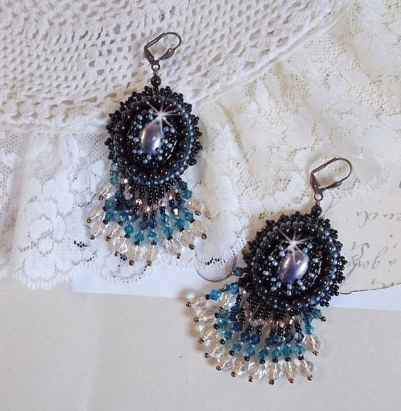 BO Angelot broderad med cabochoner av harts, Swarovski-kristallp&auml;rlor och Toho-fr&ouml;p&auml;rlor.