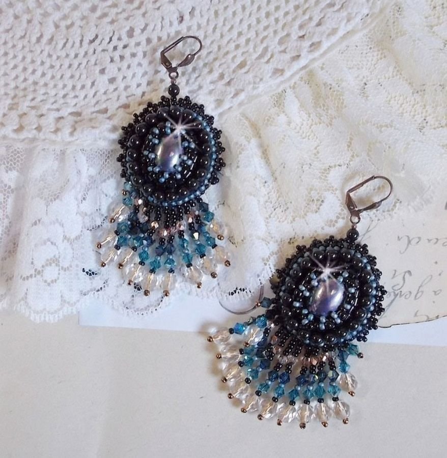 BO Angelot broderad med cabochoner av harts, Swarovski-kristallpärlor och Toho-fröpärlor.