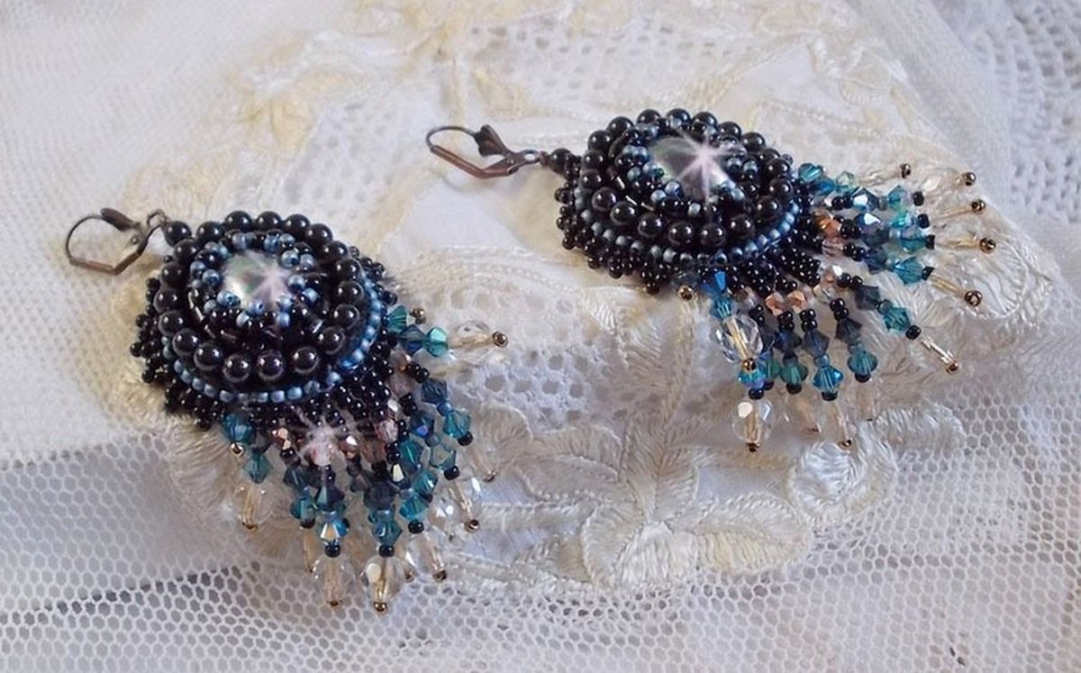 BO Angelot broderad med cabochoner av harts, Swarovski-kristallpärlor och Toho-fröpärlor.
