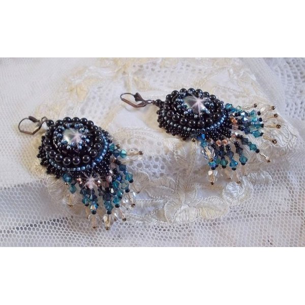 BO Angelot broderad med cabochoner av harts, Swarovski-kristallpärlor och Toho-fröpärlor.