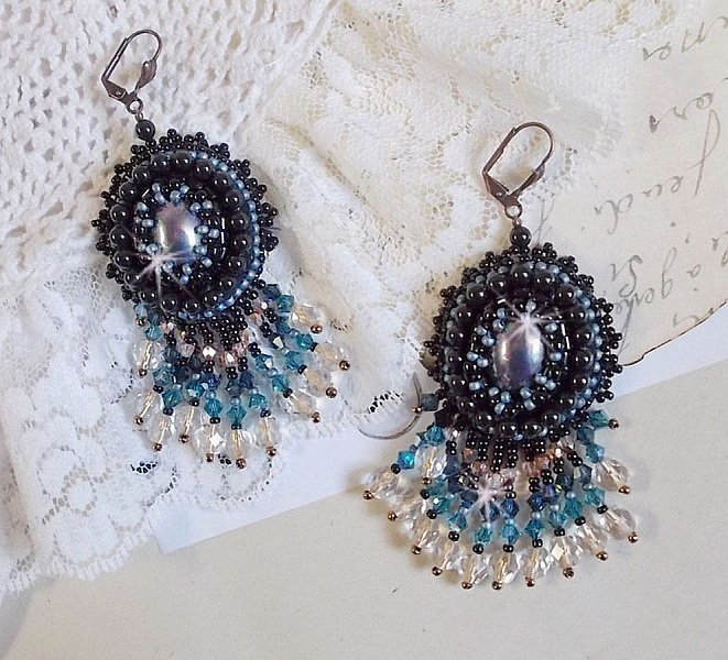 BO Angelot broderad med cabochoner av harts, Swarovski-kristallp&auml;rlor och Toho-fr&ouml;p&auml;rlor.