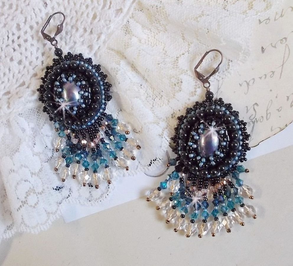 BO Angelot broderad med cabochoner av harts, Swarovski-kristallpärlor och Toho-fröpärlor.
