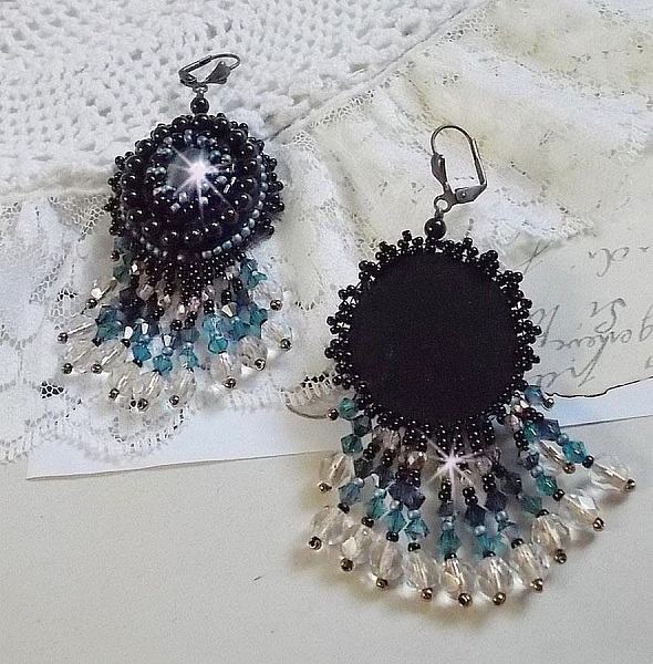 BO Angelot broderad med cabochoner av harts, Swarovski-kristallp&auml;rlor och Toho-fr&ouml;p&auml;rlor.