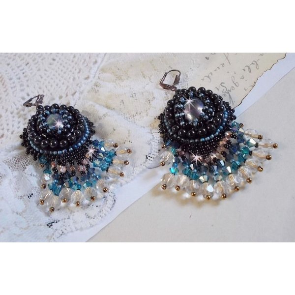 BO Angelot broderad med cabochoner av harts, Swarovski-kristallpärlor och Toho-fröpärlor.