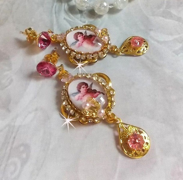 BO Musical Angels skapad med PureCrystal cabochons, f&ouml;rstoringsglas cabochons, st&auml;mplar och rosa zirkonium, 