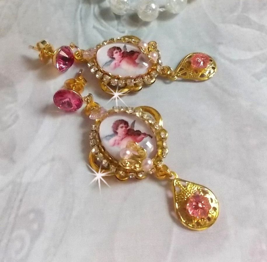BO Musical Angels skapad med PureCrystal cabochons, förstoringsglas cabochons, stämplar och rosa zirkonium, 