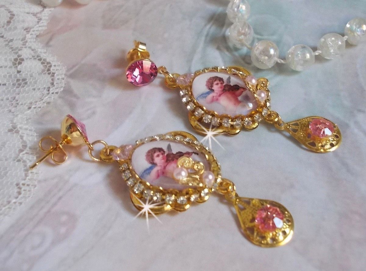 BO Musical Angels skapad med PureCrystal cabochons, förstoringsglas cabochons, stämplar och rosa zirkonium, 