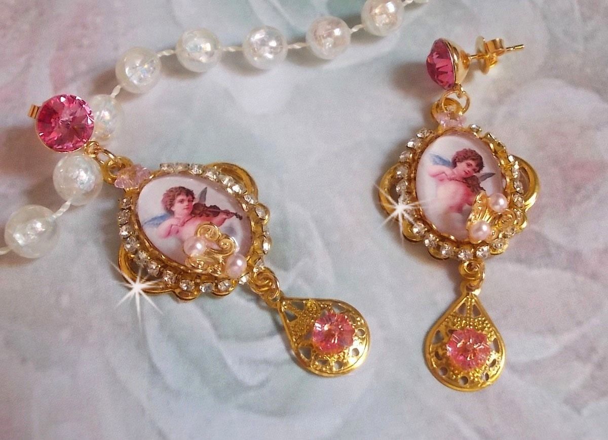 BO Musical Angels skapad med PureCrystal cabochons, förstoringsglas cabochons, stämplar och rosa zirkonium, 