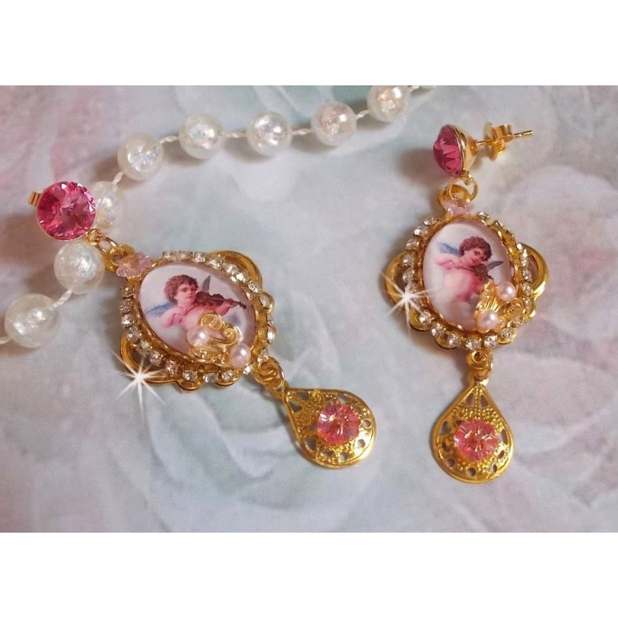 BO Musical Angels skapad med PureCrystal cabochons, förstoringsglas cabochons, stämplar och rosa zirkonium, 