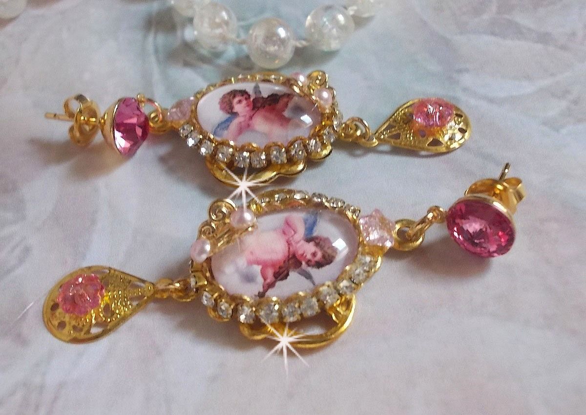 BO Musical Angels skapad med PureCrystal cabochons, förstoringsglas cabochons, stämplar och rosa zirkonium, 