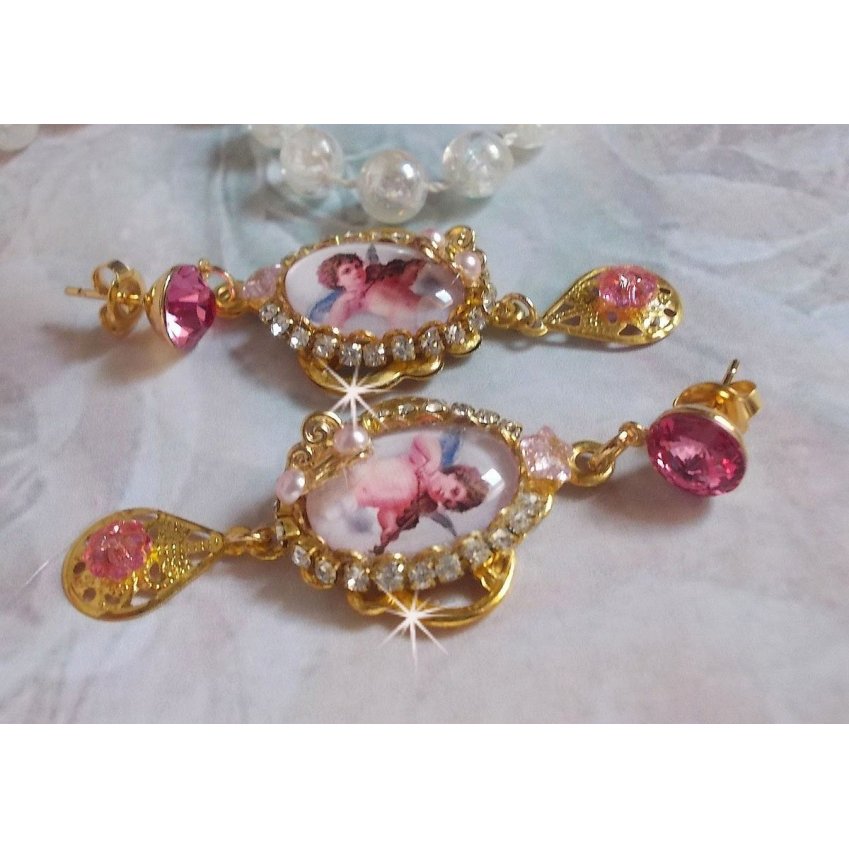 BO Musical Angels skapad med PureCrystal cabochons, förstoringsglas cabochons, stämplar och rosa zirkonium, 