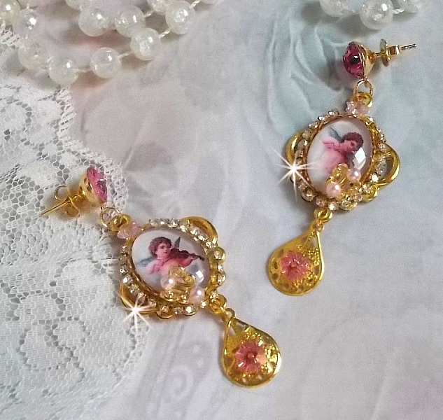 BO Musical Angels skapad med PureCrystal cabochons, f&ouml;rstoringsglas cabochons, st&auml;mplar och rosa zirkonium, 