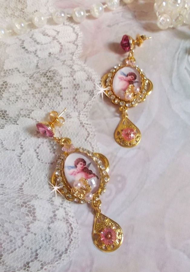 BO Musical Angels skapad med PureCrystal cabochons, förstoringsglas cabochons, stämplar och rosa zirkonium, 