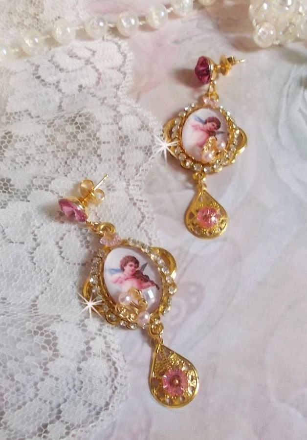 BO Musical Angels skapad med PureCrystal cabochons, förstoringsglas cabochons, stämplar och rosa zirkonium, 