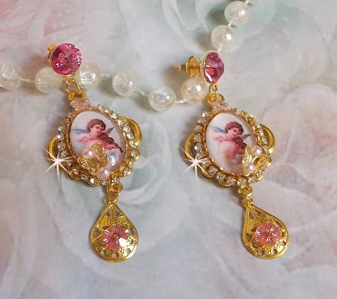 BO Musical Angels skapad med PureCrystal cabochons, f&ouml;rstoringsglas cabochons, st&auml;mplar och rosa zirkonium, 