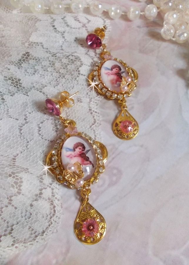 BO Musical Angels skapad med PureCrystal cabochons, förstoringsglas cabochons, stämplar och rosa zirkonium, 