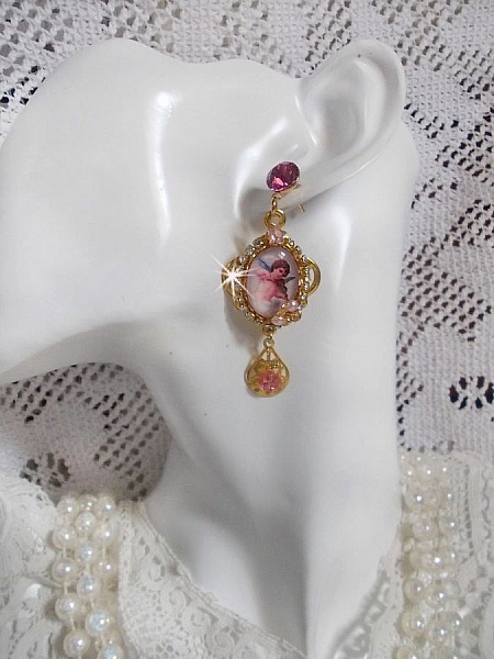 BO Musical Angels skapad med PureCrystal cabochons, f&ouml;rstoringsglas cabochons, st&auml;mplar och rosa zirkonium, 