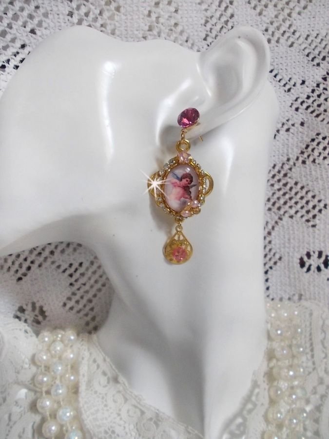 BO Musical Angels skapad med PureCrystal cabochons, förstoringsglas cabochons, stämplar och rosa zirkonium, 