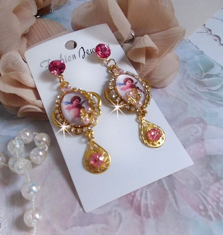 BO Musical Angels skapad med PureCrystal cabochons, förstoringsglas cabochons, stämplar och rosa zirkonium, 
