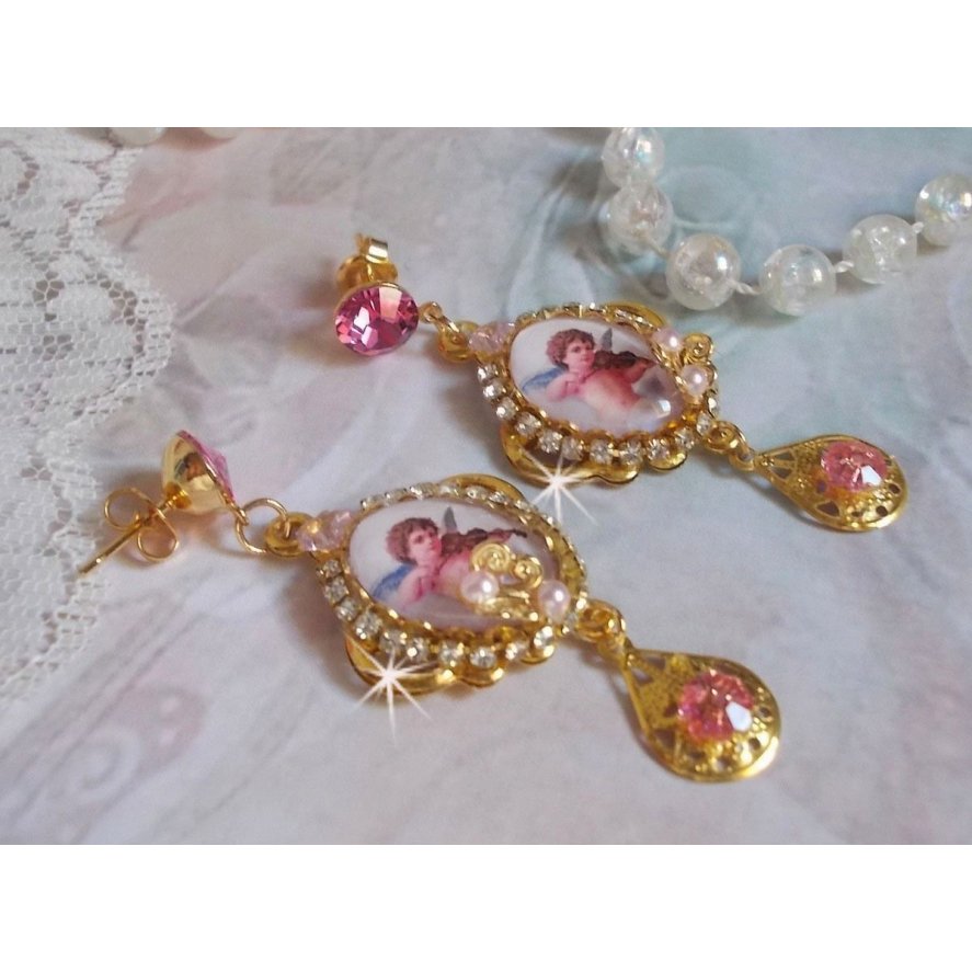 BO Musical Angels skapad med PureCrystal cabochons, förstoringsglas cabochons, stämplar och rosa zirkonium, 