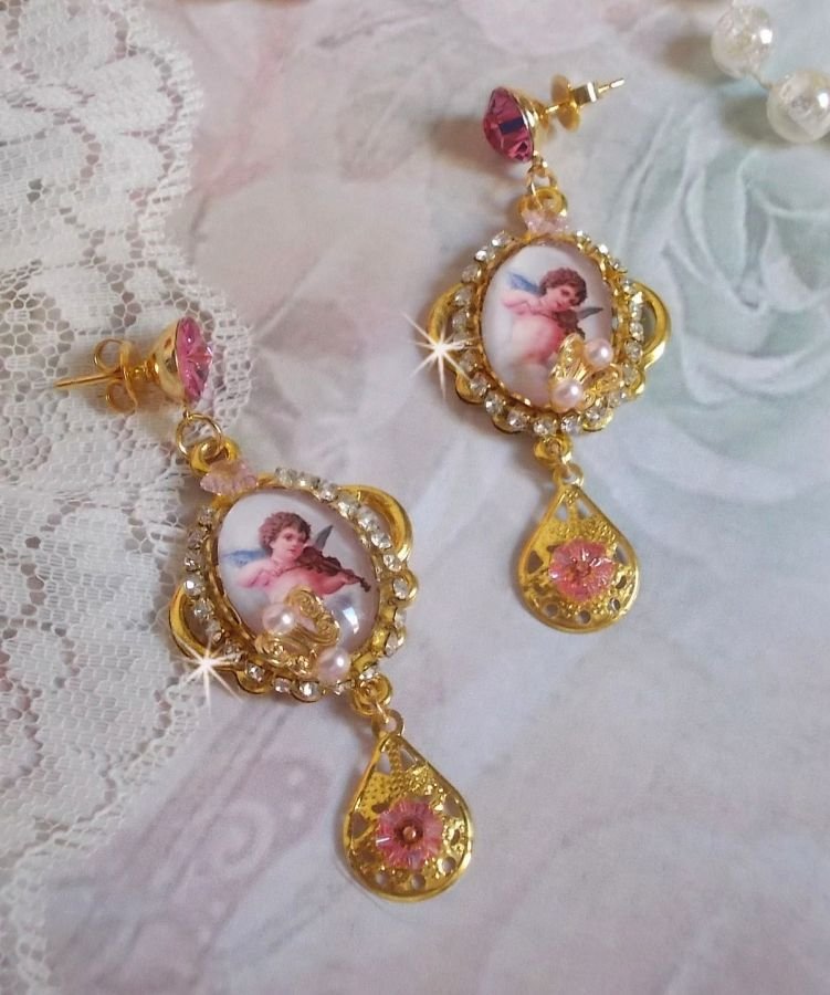 BO Musical Angels skapad med PureCrystal cabochons, förstoringsglas cabochons, stämplar och rosa zirkonium, 