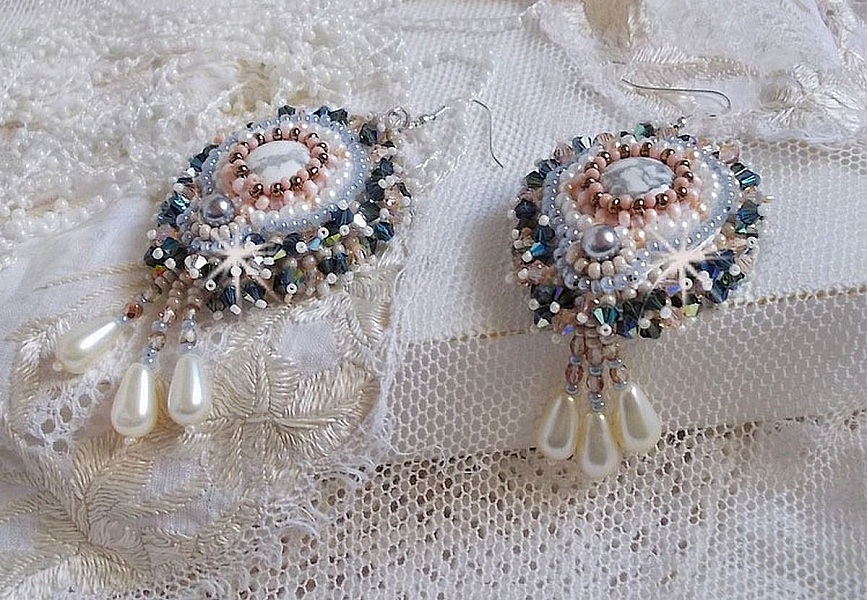 BO Angelique Marquise des Anges Haute-Couture broderad med &auml;delstenar (vita Howlite-cabochoner), Swarovski-kristaller och rocailles