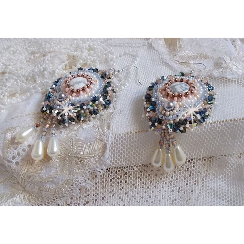 BO Angelique Marquise des Anges Haute-Couture broderad med ädelstenar (vita Howlite-cabochoner), Swarovski-kristaller och rocailles