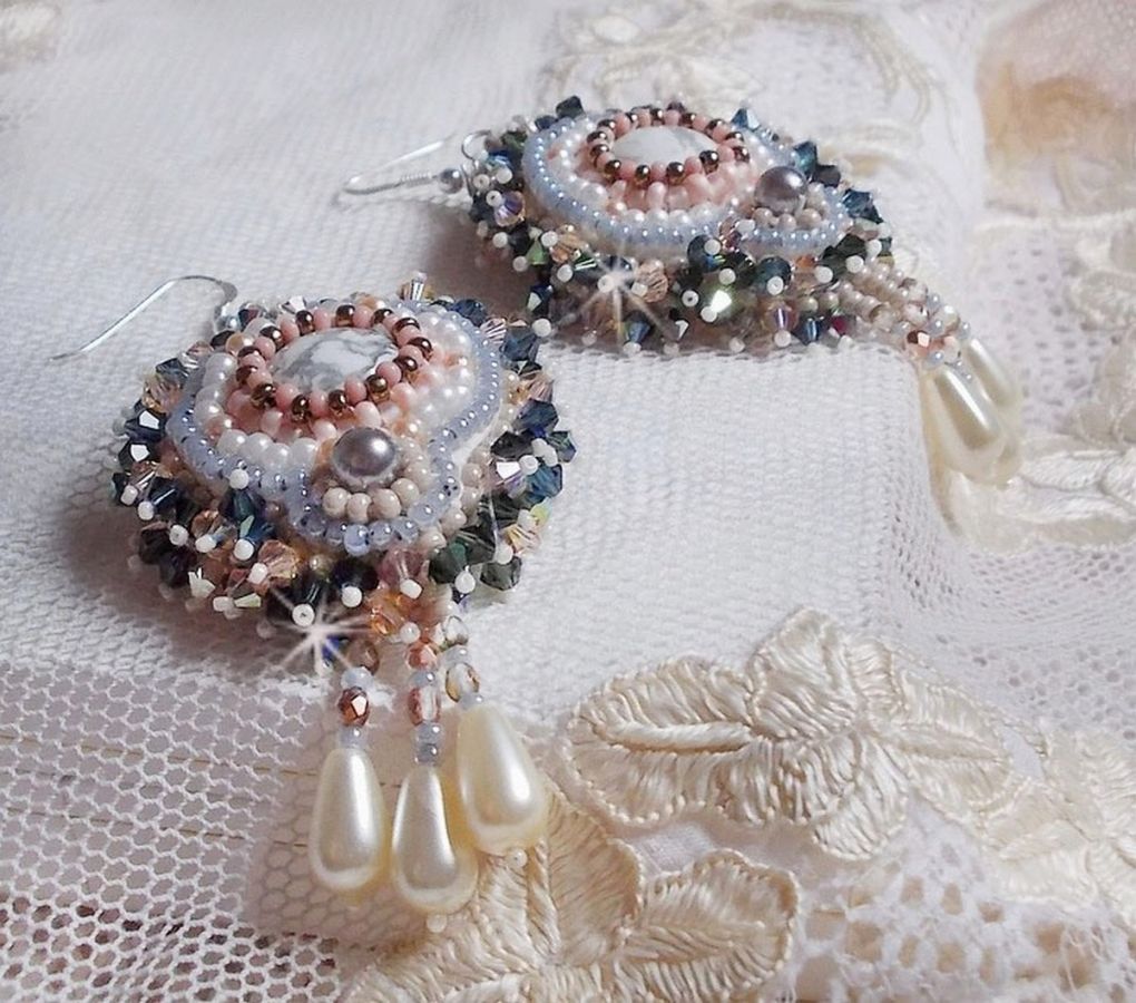BO Angelique Marquise des Anges Haute-Couture broderad med ädelstenar (vita Howlite-cabochoner), Swarovski-kristaller och rocailles