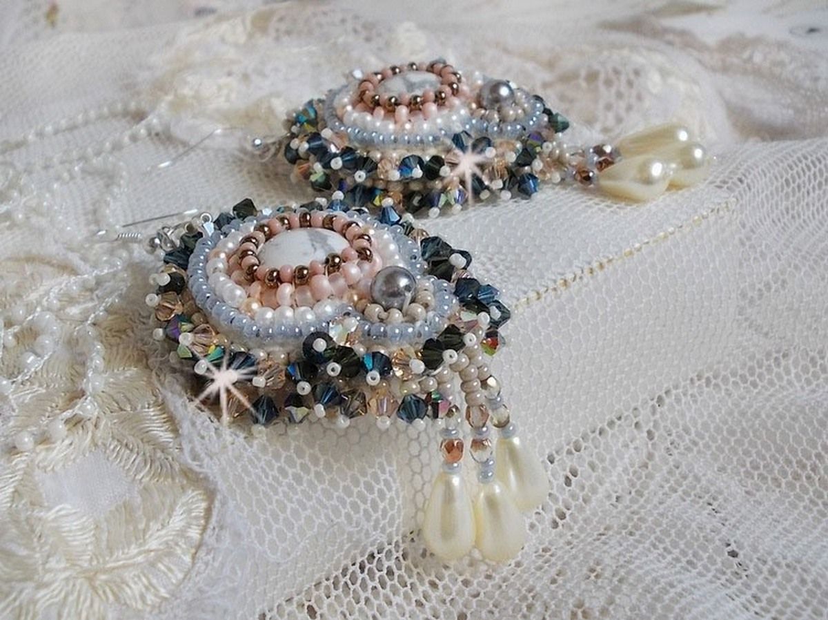BO Angelique Marquise des Anges Haute-Couture broderad med ädelstenar (vita Howlite-cabochoner), Swarovski-kristaller och rocailles