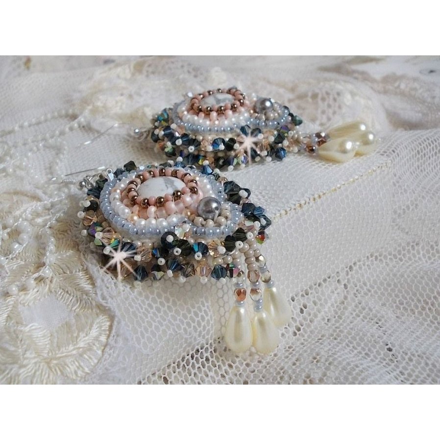 BO Angelique Marquise des Anges Haute-Couture broderad med ädelstenar (vita Howlite-cabochoner), Swarovski-kristaller och rocailles