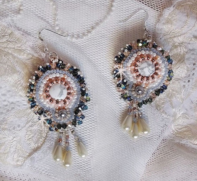 BO Angelique Marquise des Anges Haute-Couture broderad med &auml;delstenar (vita Howlite-cabochoner), Swarovski-kristaller och rocailles