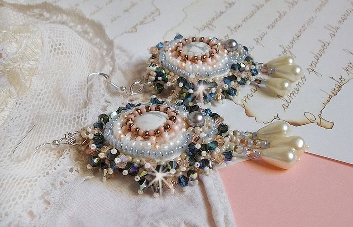BO Angelique Marquise des Anges Haute-Couture broderad med ädelstenar (vita Howlite-cabochoner), Swarovski-kristaller och rocailles