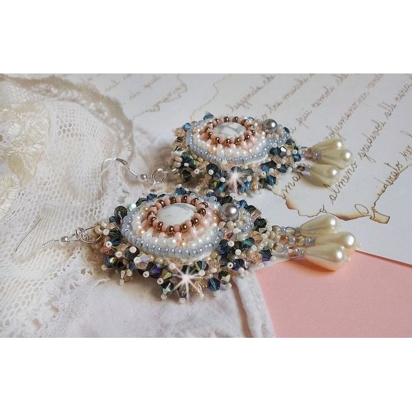 BO Angelique Marquise des Anges Haute-Couture broderad med ädelstenar (vita Howlite-cabochoner), Swarovski-kristaller och rocailles