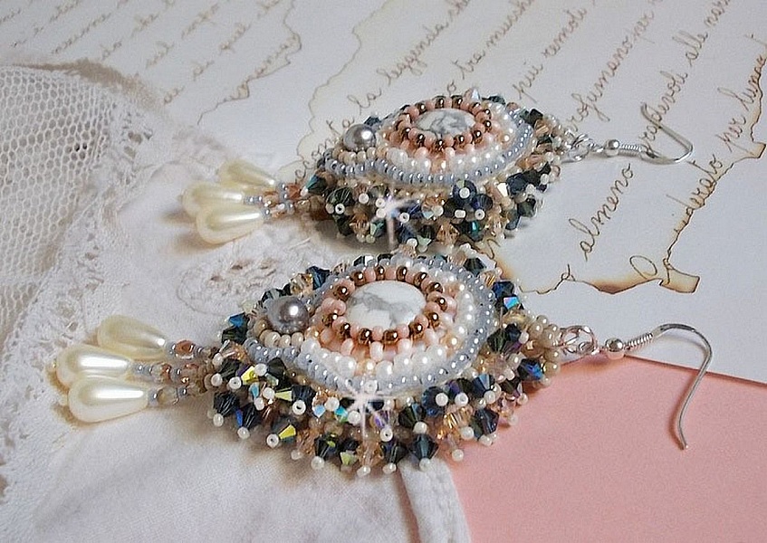 BO Angelique Marquise des Anges Haute-Couture broderad med &auml;delstenar (vita Howlite-cabochoner), Swarovski-kristaller och rocailles