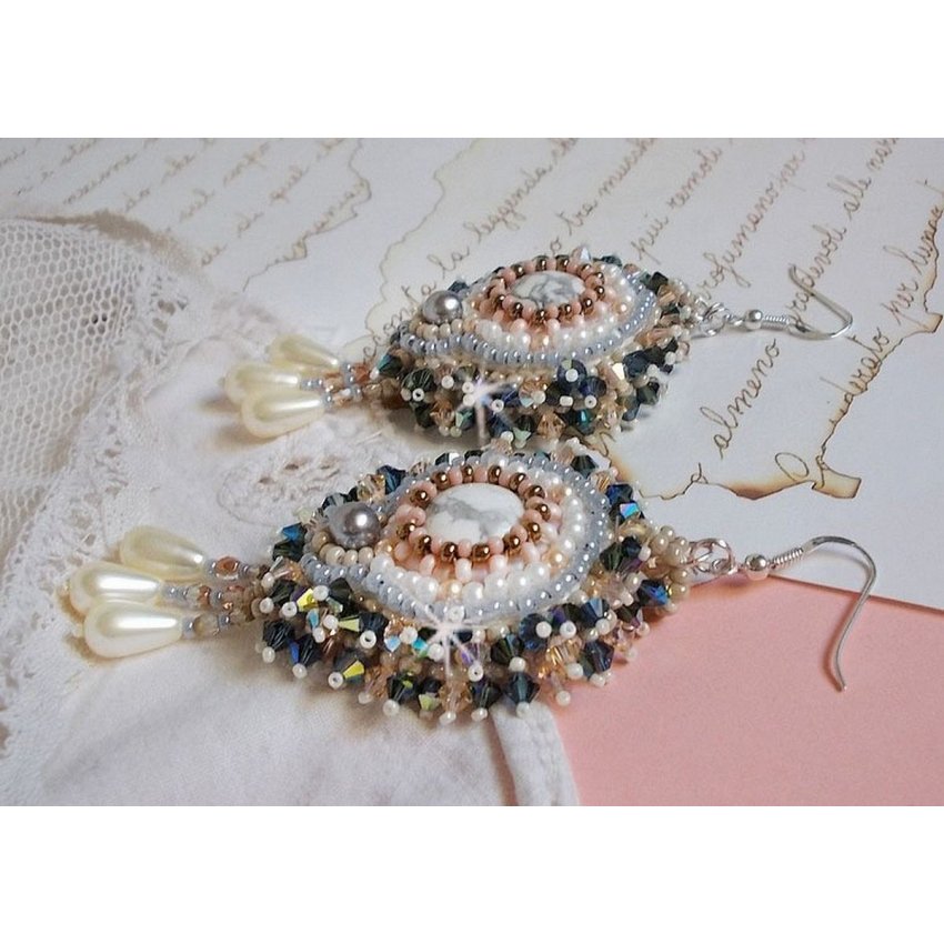 BO Angelique Marquise des Anges Haute-Couture broderad med ädelstenar (vita Howlite-cabochoner), Swarovski-kristaller och rocailles
