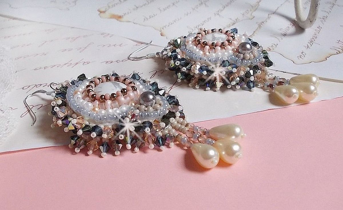 BO Angelique Marquise des Anges Haute-Couture broderad med ädelstenar (vita Howlite-cabochoner), Swarovski-kristaller och rocailles
