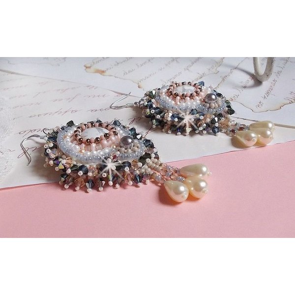 BO Angelique Marquise des Anges Haute-Couture broderad med ädelstenar (vita Howlite-cabochoner), Swarovski-kristaller och rocailles
