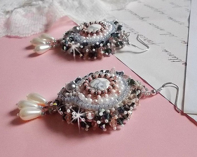 BO Angelique Marquise des Anges Haute-Couture broderad med &auml;delstenar (vita Howlite-cabochoner), Swarovski-kristaller och rocailles