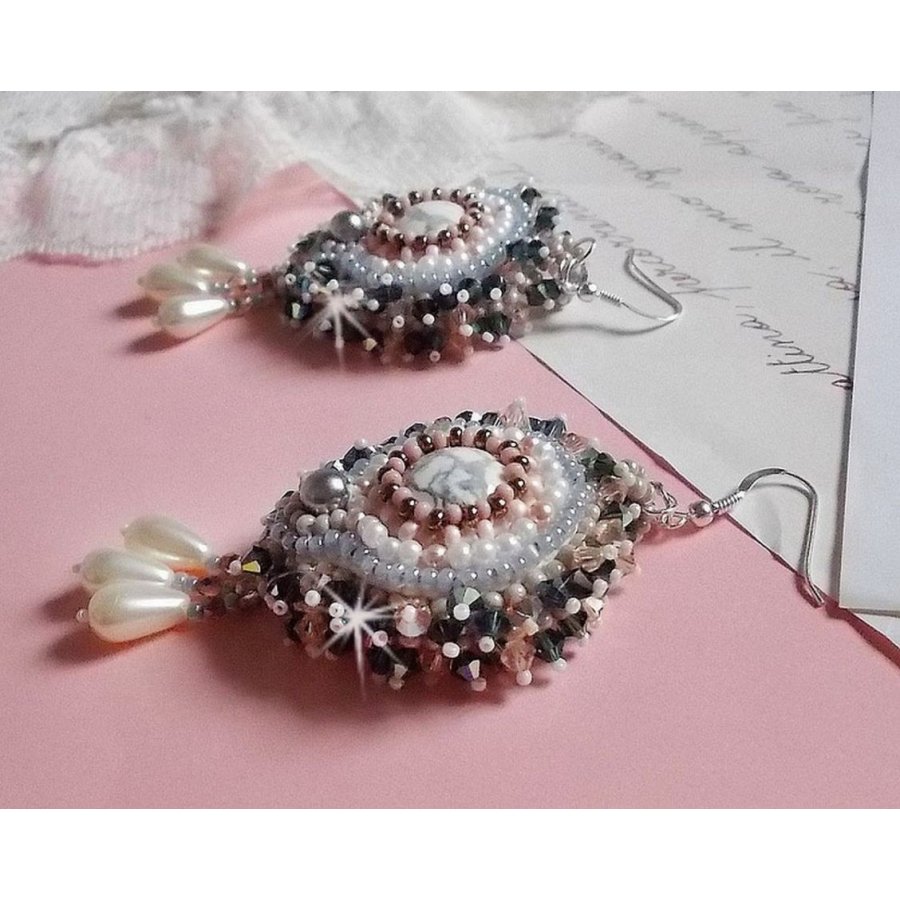 BO Angelique Marquise des Anges Haute-Couture broderad med ädelstenar (vita Howlite-cabochoner), Swarovski-kristaller och rocailles